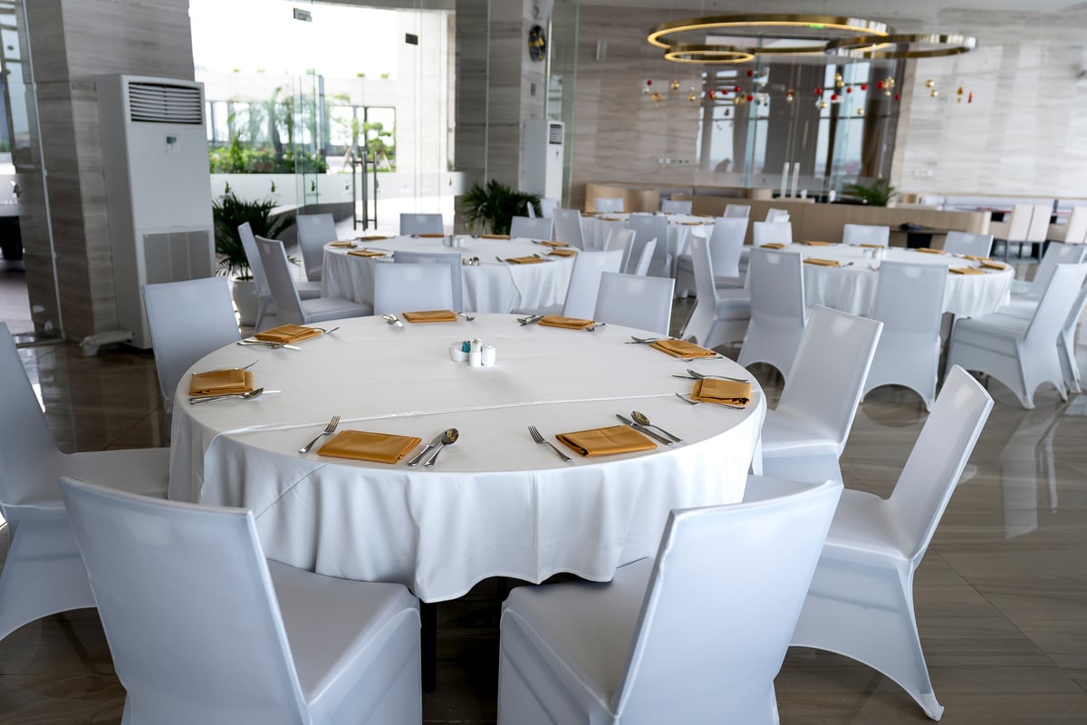 Round White Tables With Chairs